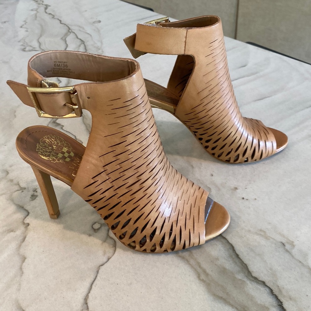 Women’s Size “6” Vince Camuto gladiator/caged Pump